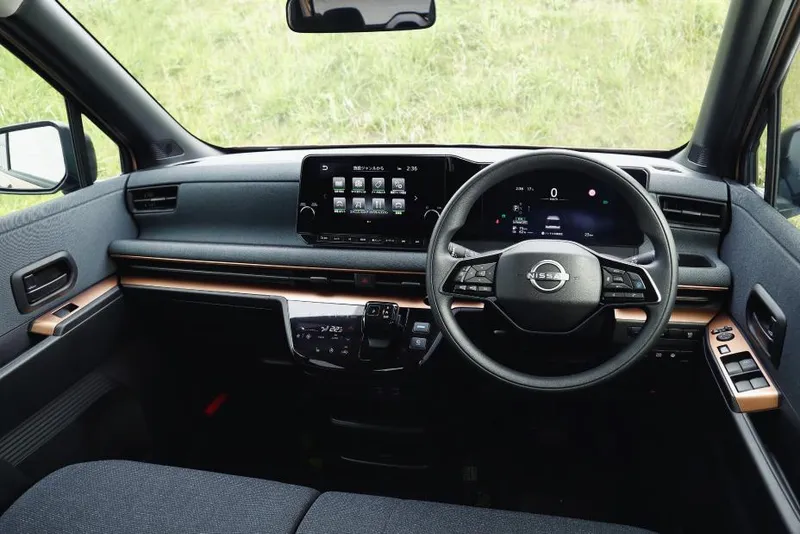 Nissan sakura interyeri