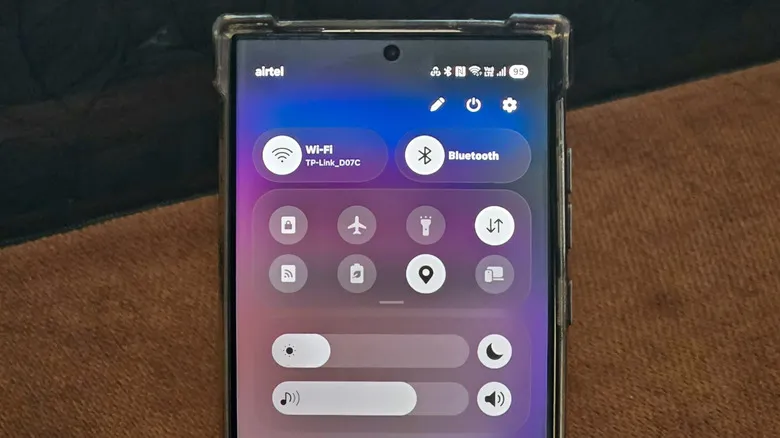 Bir çox Galaxy telefonu One UI 9 yeniləməsini aldı: panel sərbəst qurulur