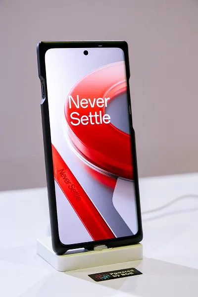OnePlus 12 parlaq ekranına