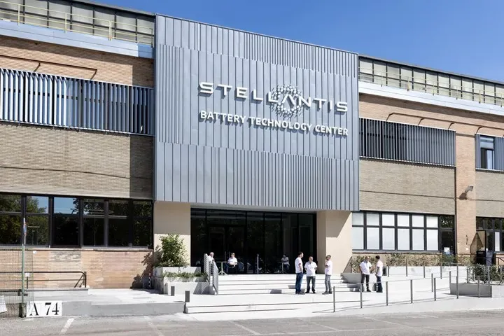 Stellantis batareya çəkisini