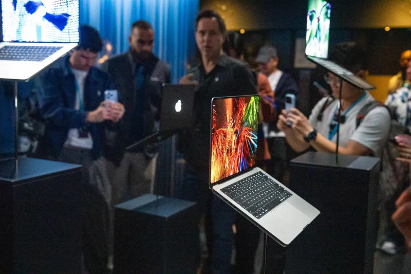 Apple ilk sensor ekranlı MacBook Pro noutbukunu təqdim etdi