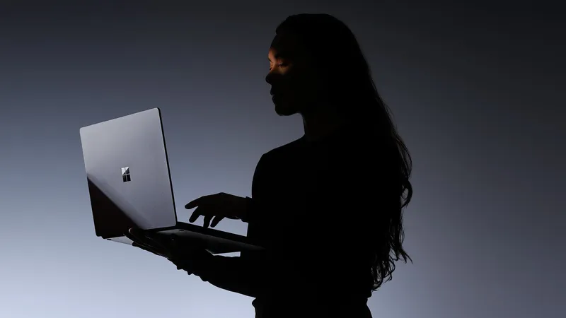 Microsoft 1190 manata yaxın 12 düymlük Surface noutbuku hazırlaya bilər