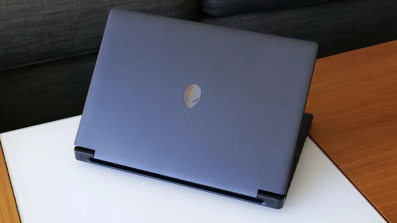 The Alienware 15 features a rather plain design centered around a plastic chassis.