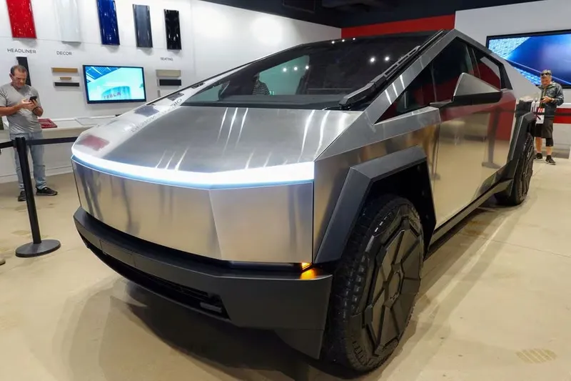 Tesla Cybertruck polad gövdəsi