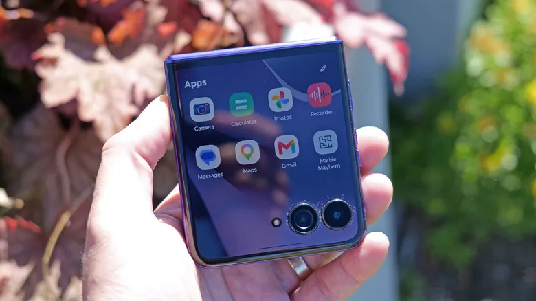 The 2026 Razr Ultra's exterior display.