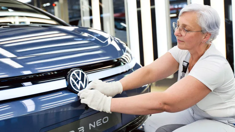 Volkswagen 50 000 iş yerini ixtisar edəcək, bəzi zavodları bağlaya bilər