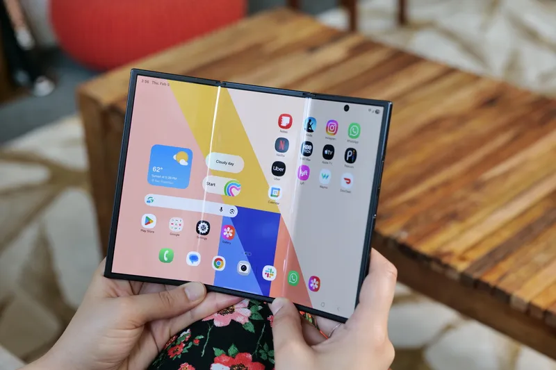 Samsung Galaxy Z TriFold 2 adlı qatlanan telefonu 2026-da göstərə bilər