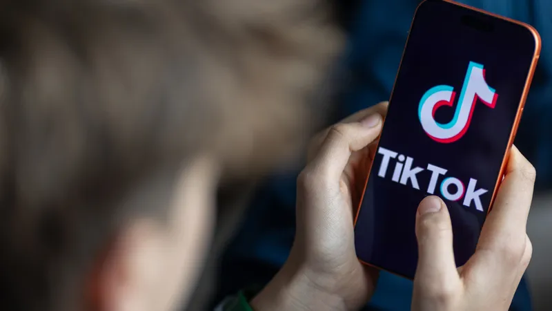 Sənədlər: TikTok 13-15 yaşlıların böyüklər üçün yayımlarından pay alıb
