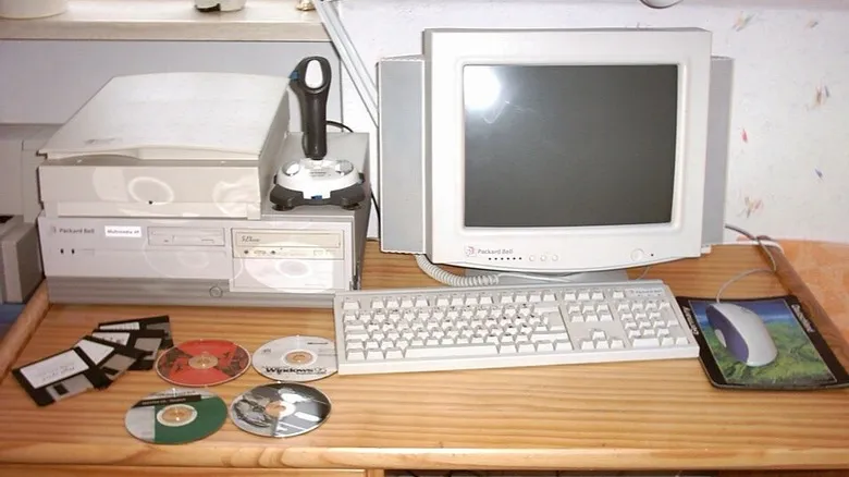 1990-cı illərin kompüter brendi Packard Bell rəngli cihazlarla qayıtdı