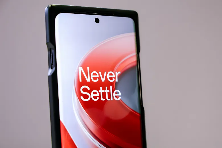 OnePlus 12 parlaq ekranına