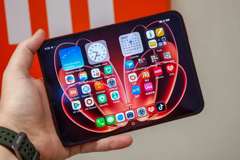 Xiaomi qatlanan 18 Fold smartfonunu 2780 manata təqdim etdi
