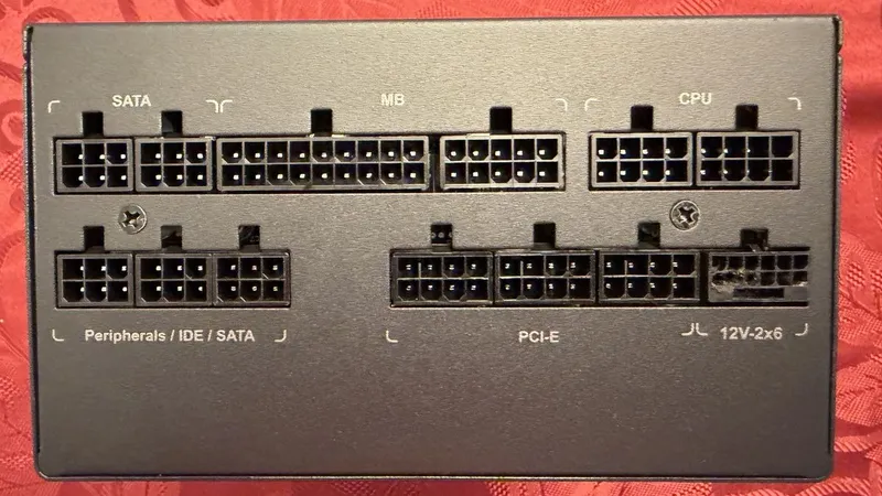 Digital Storm-un yığdığı kompüterdə RTX 5090 videokartının kabeli əriyib