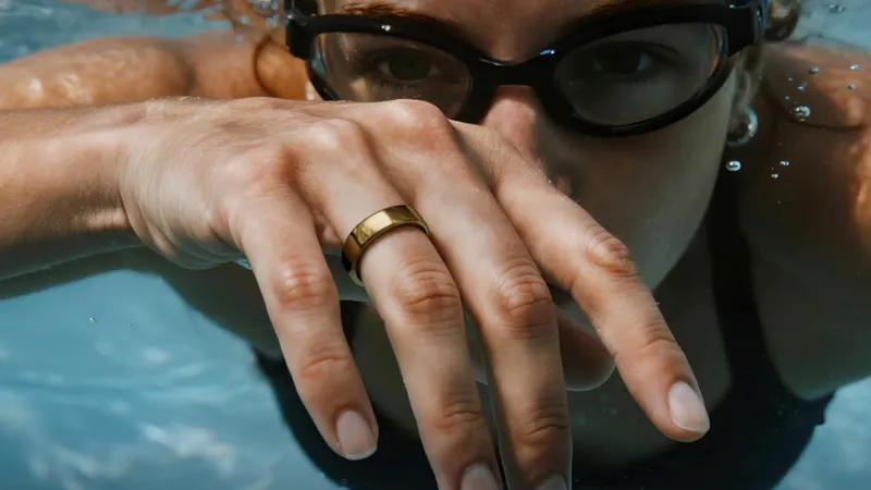 A person wearing the RingConn Gen 3 in the water