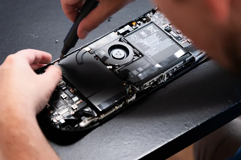 The Steam Deck’s internals, including the L-shaped battery.