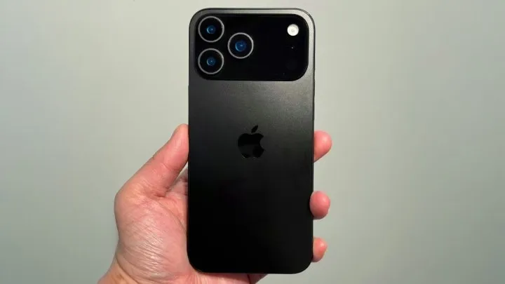 iPhone 17 Pro şüşə