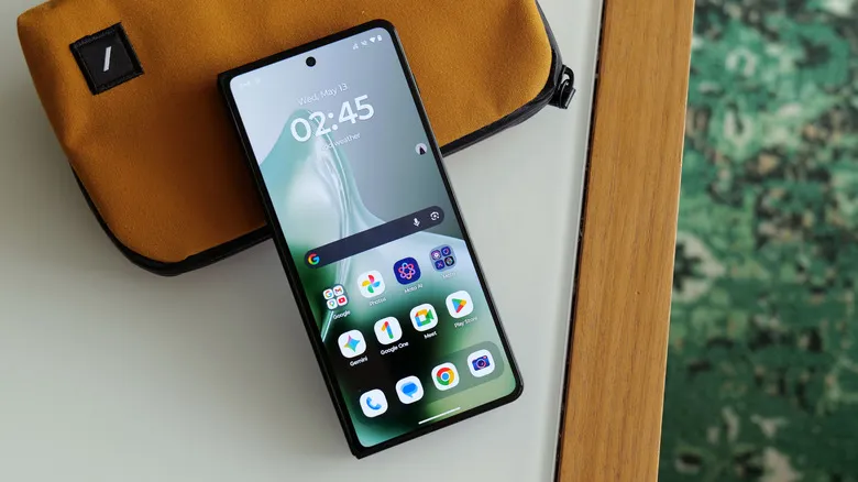 The Razr Fold's 6.6-inch exterior display