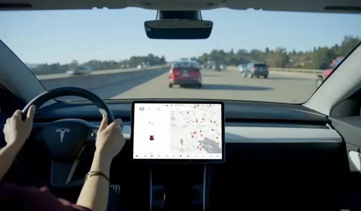 Tesla elektromobili geri çağırır