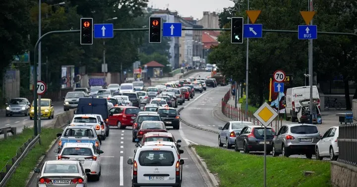 Yaponiyada elektromobillər işıqforda şarj