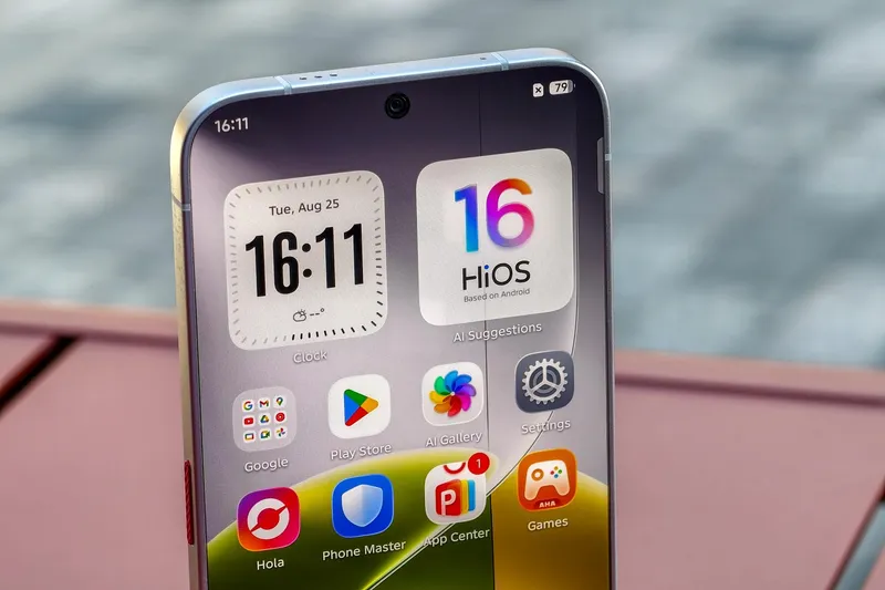Tecno ekranın ətrafında qara haşiyəsi olmayan konsept telefon hazırlayıb