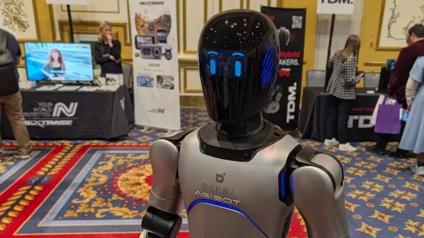 Agibot: Humanoid robots with a common AI platform | heise online
